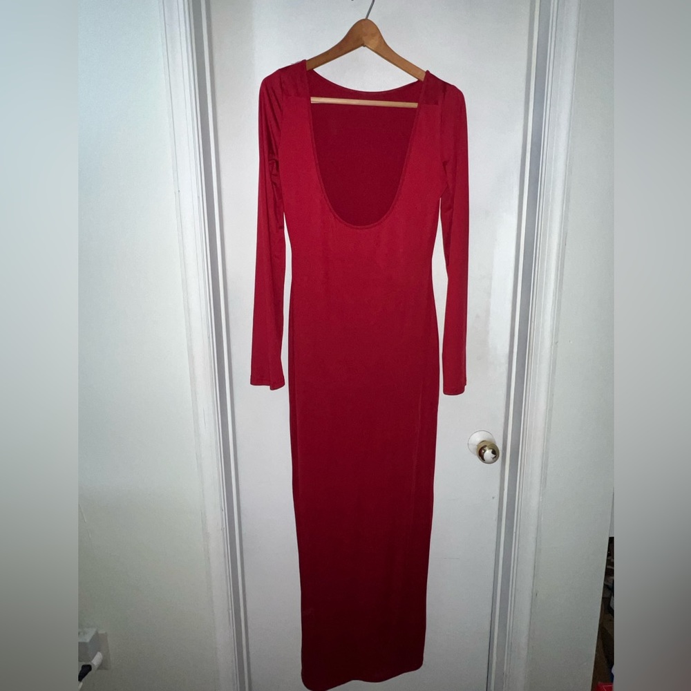 Sleek Backless Red Long-Sleeve Maxi Dress